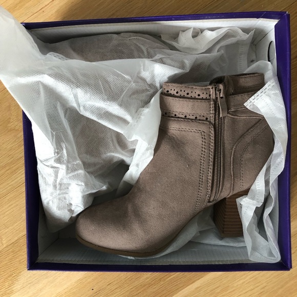 NWT Top Moda “The Nicole Bootie” Suede Ankle Booties in Taupe - Picture 3 of 7